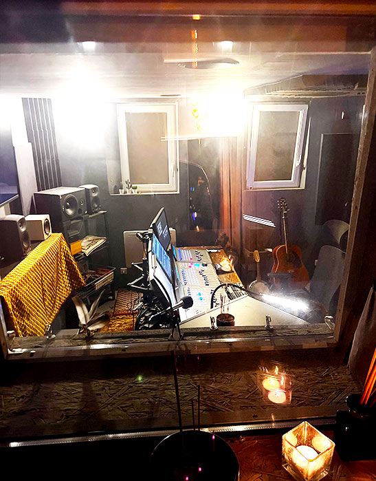 Control Room Studio W.A.P vu à travers la vitre du soundbooth